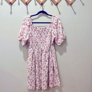 Adorable Universal Thread smocked dress. Can be worn on or off shoulder.